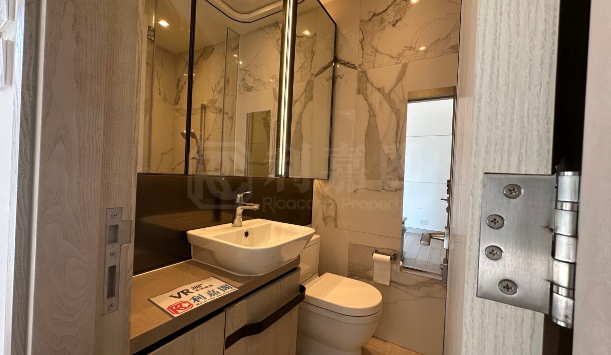 56f744b2-8c3b-40c9-9faa-63877808db1f-1